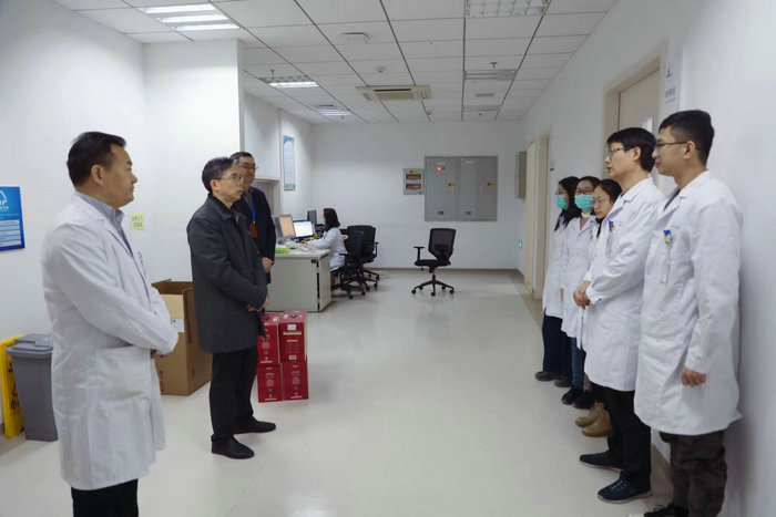 区社会事业局领导走访慰问我院值班医护3.jpg