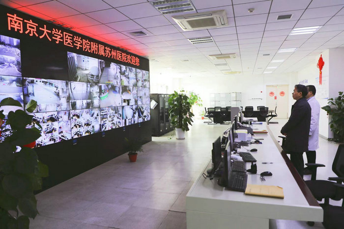 区社会事业局领导走访慰问我院值班医护4.jpg