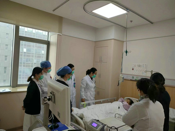 直径20厘米！高龄老人遭遇巨大盆腔肿块.jpg