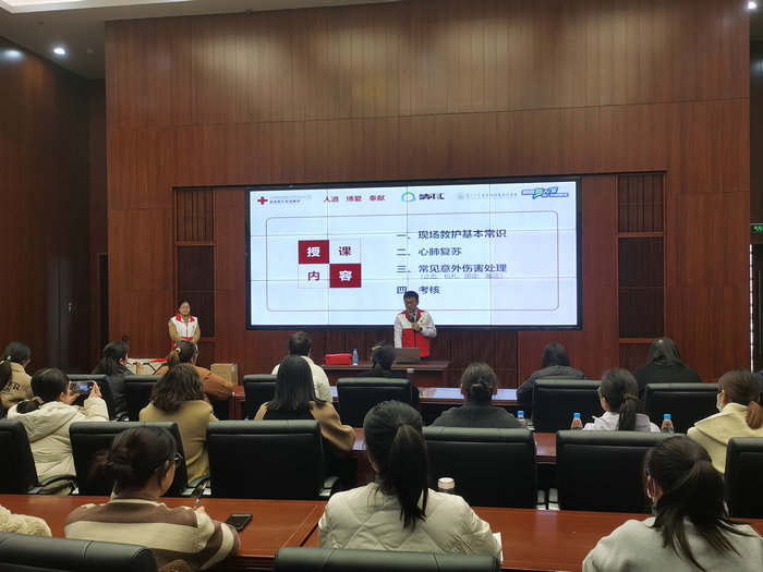 我院为全区托幼托育机构开展初级救护培训.jpg