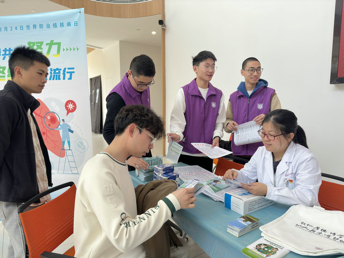 南京大学苏州校区门诊部开展“肺结核日宣传”活动2.jpg