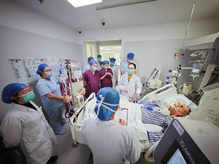 南京鼓楼医院重症专家助力南大苏州医院学科再获新动力2.jpg