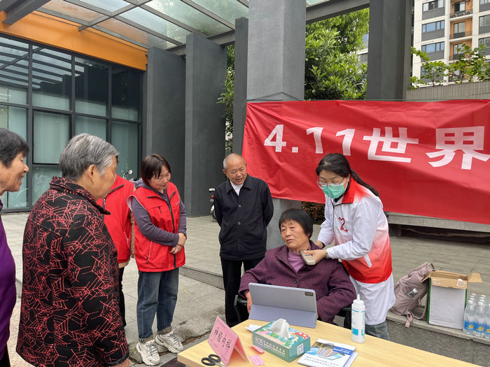 我院开展“世界帕金森病日”宣教义诊活动2.jpg
