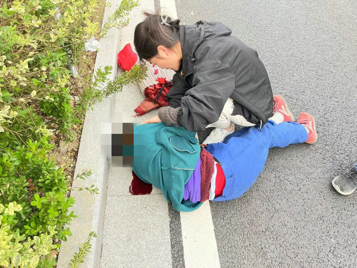 老人路遇车祸大量出血，我院90后护士紧急救助.jpg