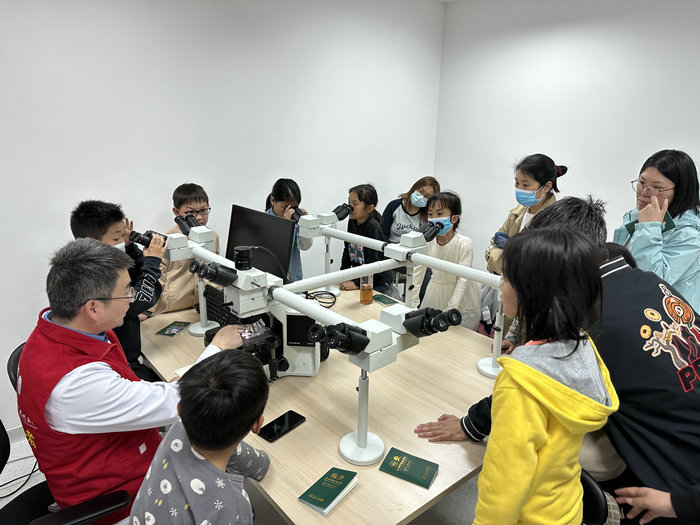 我院举办全国肿瘤周之“显微镜下的医学世界”活动4.jpg