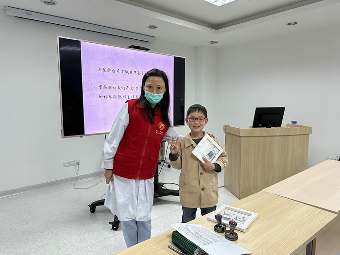 我院举办全国肿瘤周之“显微镜下的医学世界”活动3.jpg