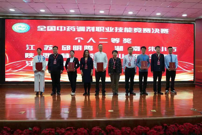 我院周辰杰连获全国技能竞赛二等奖、江苏省五一劳动奖章.jpg