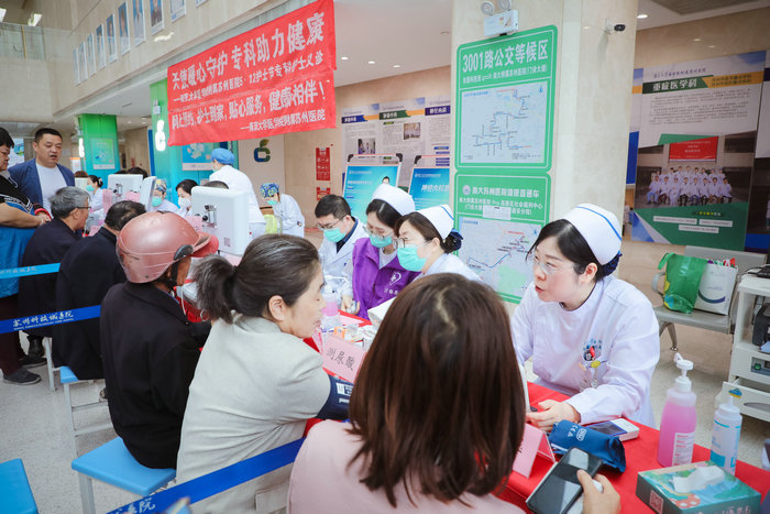 我院举办专科护士义诊暨“互联网+护理”活动 (2).jpg
