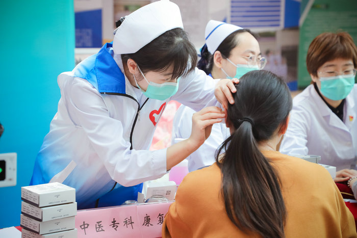 我院举办专科护士义诊暨“互联网+护理”活动 (1).jpg