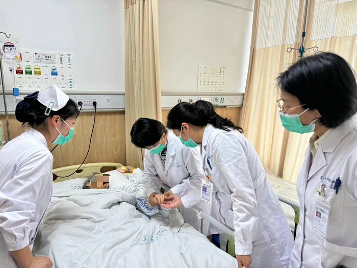 中国生命关怀协会人文护理专委会主委李惠玲教授指导我院安宁疗护工作2.jpg