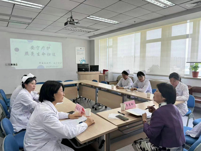 中国生命关怀协会人文护理专委会主委李惠玲教授指导我院安宁疗护工作.jpg