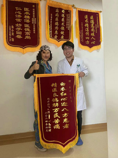 90后医生温情施治,双手诠释医者仁心.jpg 90后医生温情施治,双手诠释医者仁心.jpg