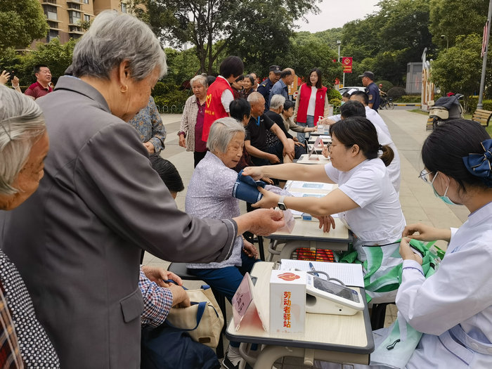 “杏林送暖”志愿服务走进西渚花苑社区.jpg “杏林送暖”志愿服务走进西渚花苑社区.jpg