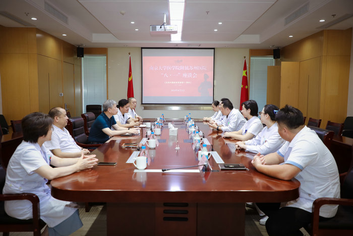 南大苏州医院召开退役军人和现役军属八一座谈会2.jpg
