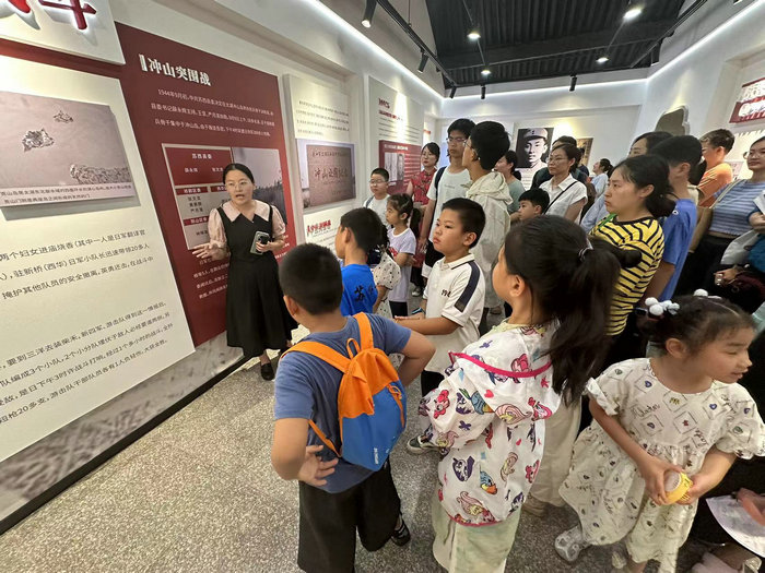 太湖科学城青年开展红色团建及“金黄桃香”主题活动.jpg