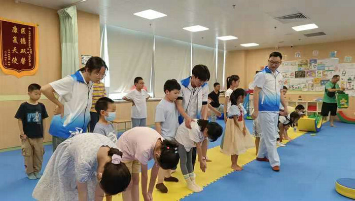 我院开展脊柱健康科普体验活动3.jpg