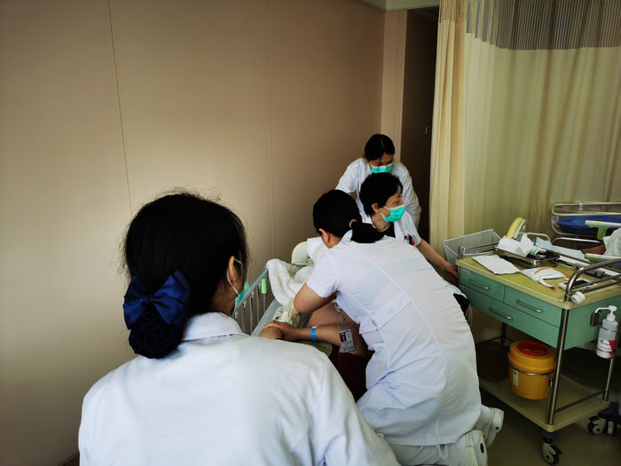 产妇突发“脐带脱垂”，产科医生精准预判15分钟成功化解危机2.jpg