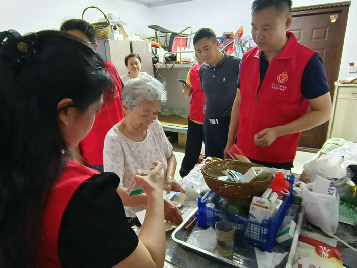传承弘扬英烈精神 我院用心用情关爱烈属.jpg