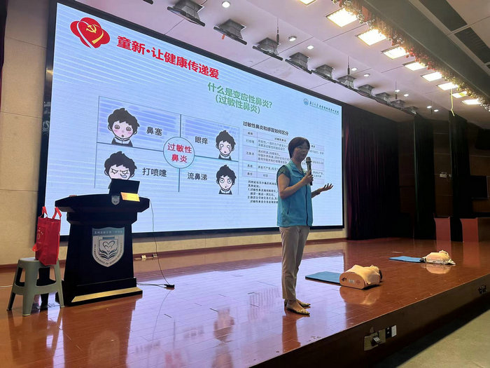 “让健康传递爱”专题讲座走进新区三中.jpg