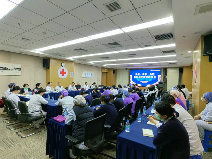 我院举办首届护士长管理沙龙.jpg
