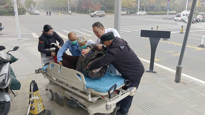 暖心守护！路人骑车不慎摔倒 我院巡查人员及时救助.jpg