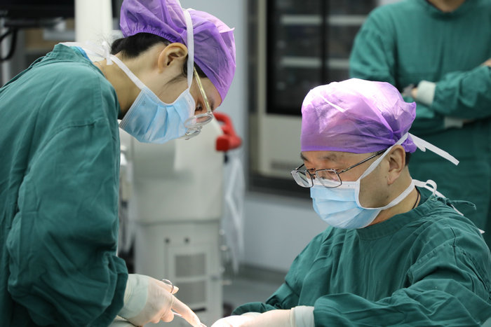 江苏省首例 我院完成梅尼埃病半规管阻塞同期人工耳蜗植入.jpg 江苏省首例 我院完成梅尼埃病半规管阻塞同期人工耳蜗植入.jpg