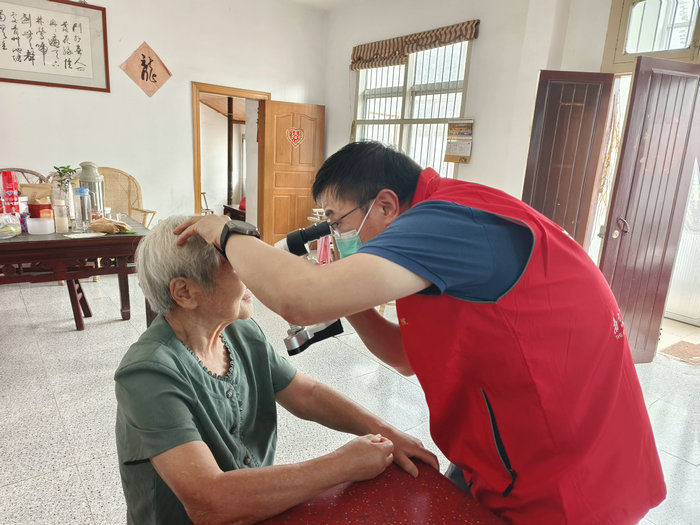 尊崇英烈慰家属 我院开展烈士纪念日关爱烈属送健康活动.jpg
