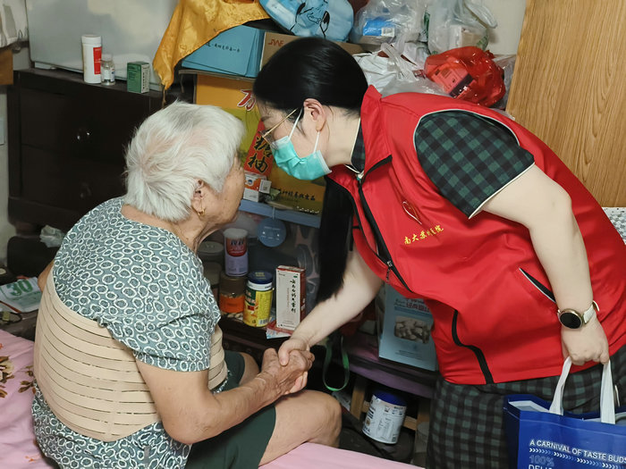 尊崇英烈慰家属 我院开展烈士纪念日关爱烈属送健康活动2.jpg