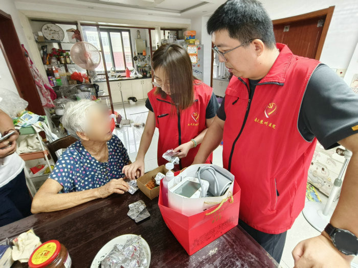 尊崇英烈慰家属 我院开展烈士纪念日关爱烈属送健康活动3.jpg