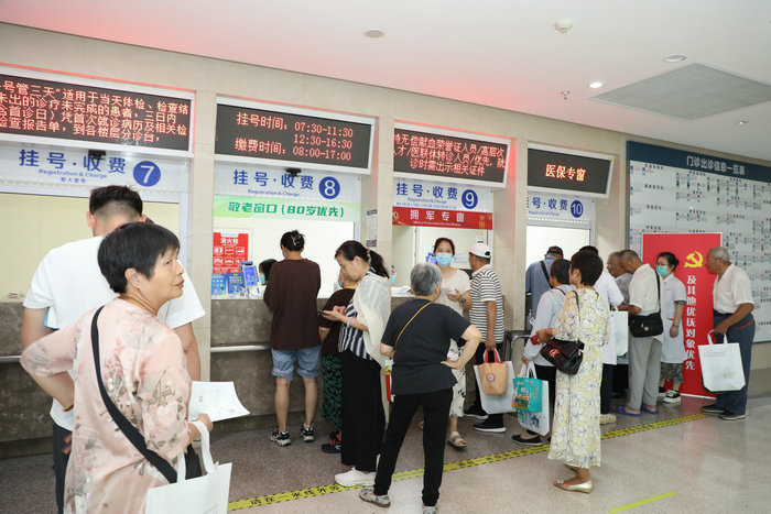 “尊崇荣光 健康护航”我院开展拥军义诊 同步发布六项优抚政策2.jpg