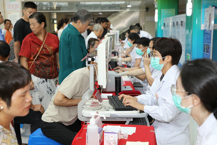 “尊崇荣光 健康护航”我院开展拥军义诊 同步发布六项优抚政策3.jpg