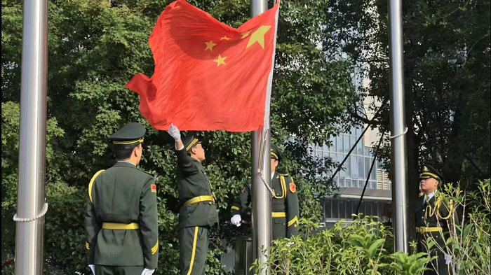 我院隆重举行国庆升国旗仪式 凝聚医者力量共护健康.jpg