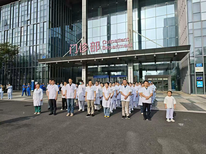 我院隆重举行国庆升国旗仪式 凝聚医者力量共护健康2.jpg