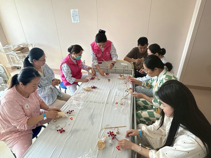 孕医温暖中秋情 我院开展非遗竹编灯DIY活动共庆佳节2.jpg