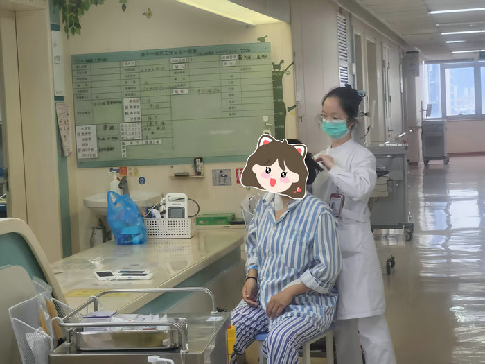 暖心！护士为患者梳头，病房里传递爱的温度.jpg