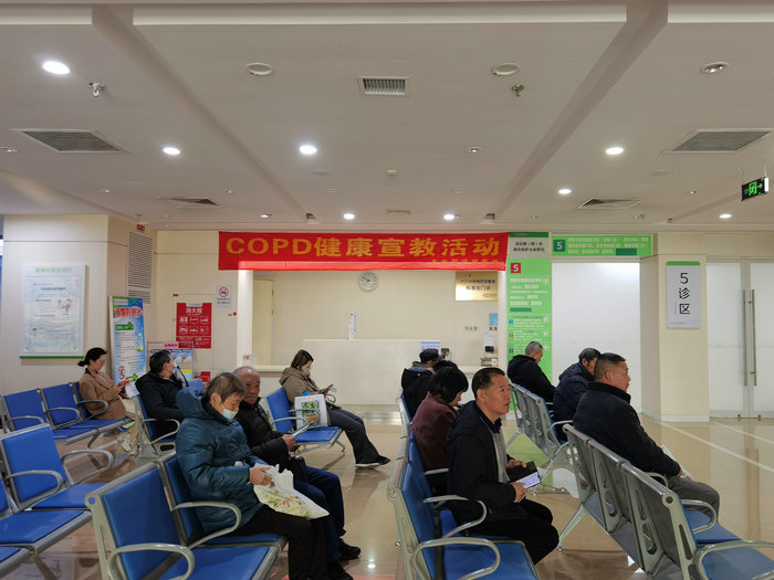 我院举办“世界慢阻肺日”公益活动 筑牢呼吸健康防线