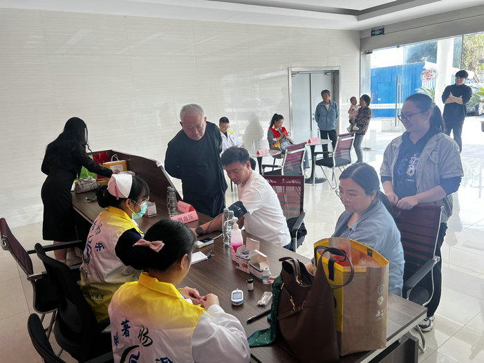 “柳叶刀”志愿服务团队走进太庚集团开展健康关爱活动.jpg