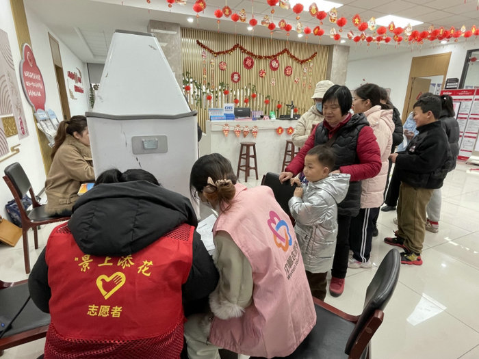 深化党建引领社区服务 我院义诊筛查活动进龙景社区2.jpg