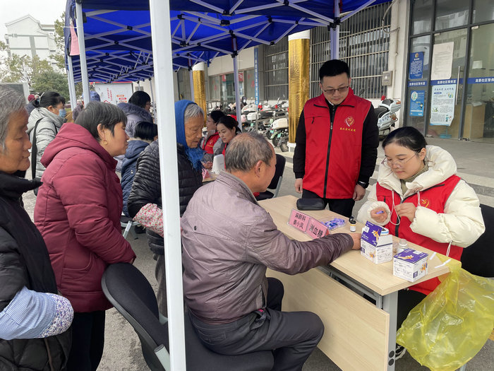 深化党建引领社区服务 南大苏州医院精准义诊筛查活动进龙景社区2.jpg