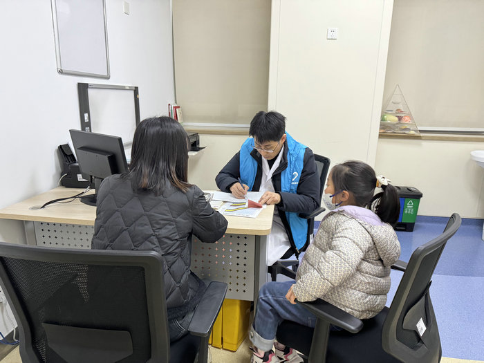 我院开展开学季骨龄仪生长发育义诊活动1.jpg