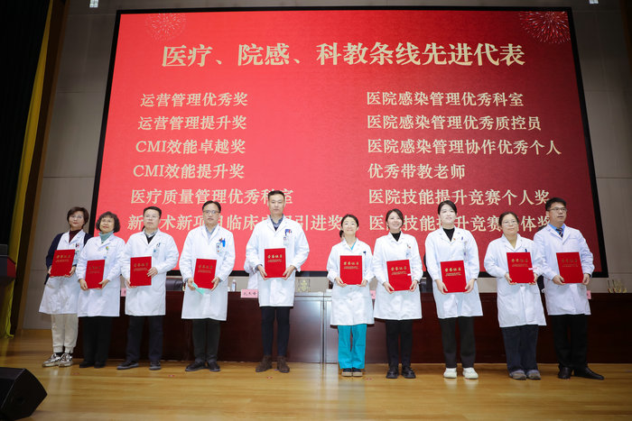 南大苏州医院召开2025年度工作暨三乙创建动员大会 (1).jpg