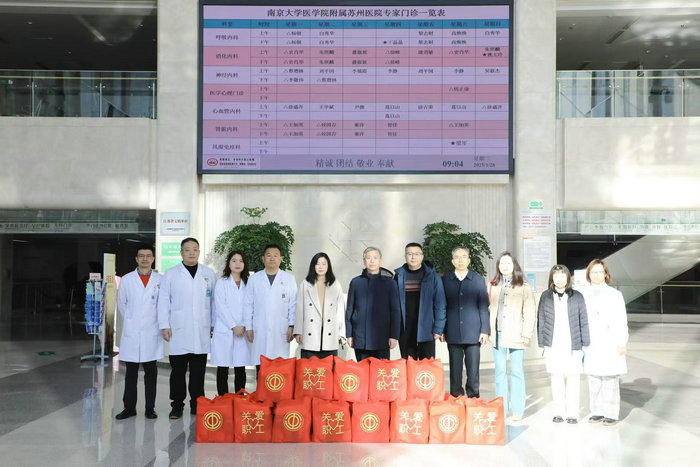 区社会事业局、总工会领导慰问我院春节值班医务人员.jpg
