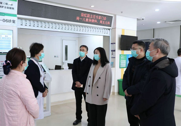 区社会事业局、总工会领导慰问我院春节值班医务人员3.jpg