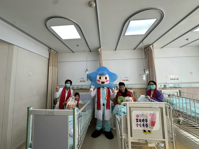 我院连续九年为住院患儿送上新年礼2.jpg