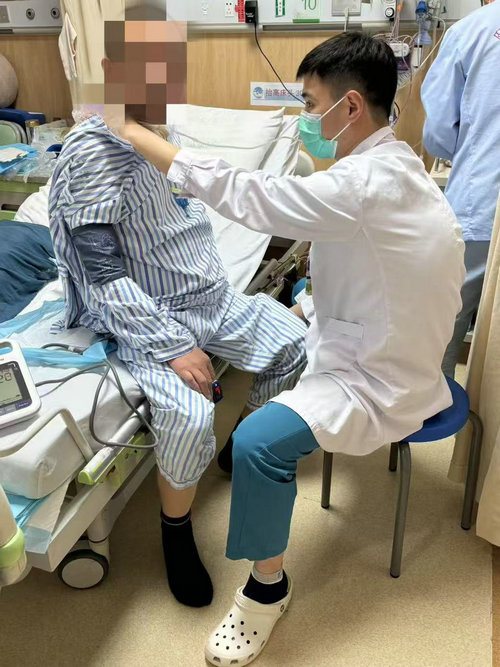 康复训练2月，我院助力脑梗患者从昏迷到自理2.jpg