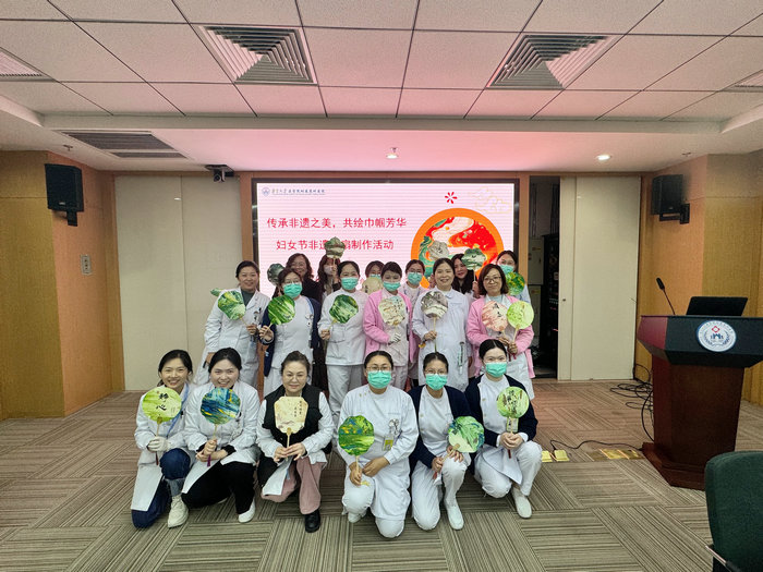传承非遗之美，共绘巾帼芳华——我院举办妇女节非遗漆扇活动.jpg