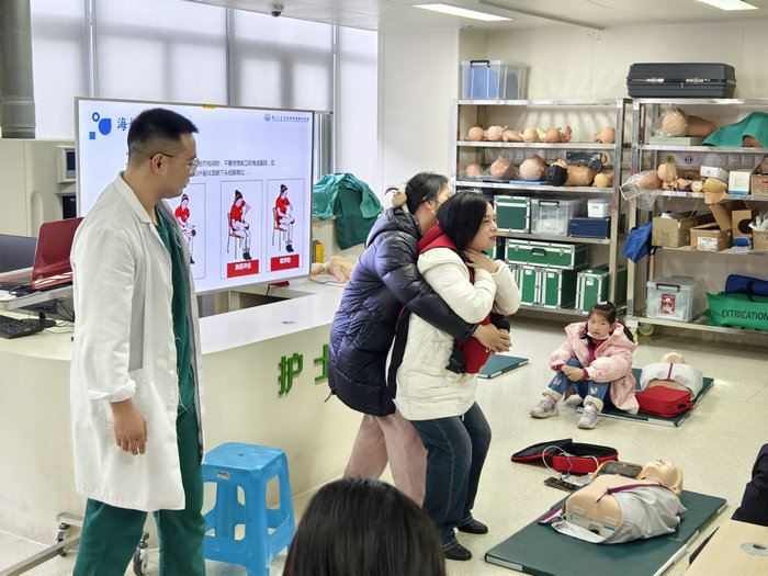我院成功举办2025年首期“救在身边”急救培训活动 (3).jpg