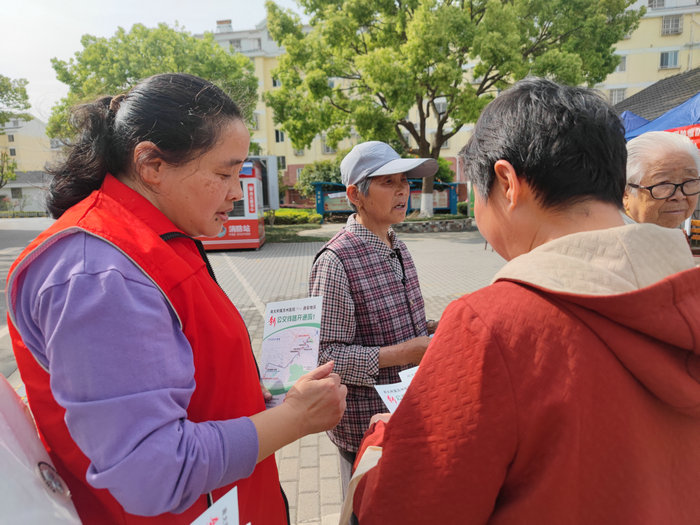 南大苏州医院“医路先锋”服务零距离 精准聚焦龙景社区居民所需2.jpg
