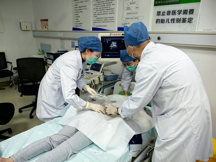孩子血尿半年终确诊，多学科协作超声引导下找出病因.jpg