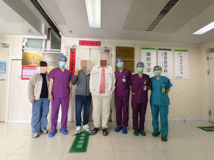 医者仁心 我院成功救治重度农药中毒男青年.jpg